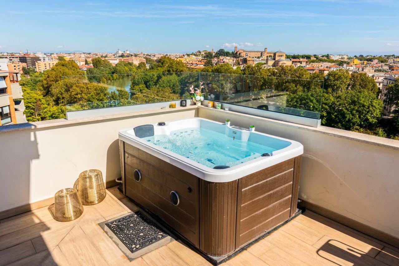 Penthouse With A Panoramic Rooftop In Trastevere With Seasonally Jacuzzi Ρώμη Εξωτερικό φωτογραφία